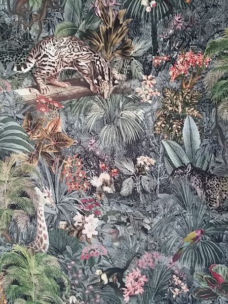 ΥΦΑΣΜΑ ΒΕΛΟΥΔΟ με τροπικό σχέδιο ζούγκλα τροπικά φύλλα λαδί και γκρί και προβάλουνλεοπάρδαλη μαιμούδες καμηλοπάρδαλη τζάγκουαρ και άλλα πλάσματα της ζούγκλας