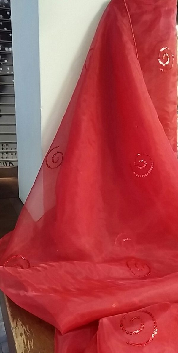 Πανέμορφη κόκκινη οργαντίνα με το μέτρο με κόκκινες πούλιες σχέδιο σε 3 μέτρα ύψος με βαρίδι