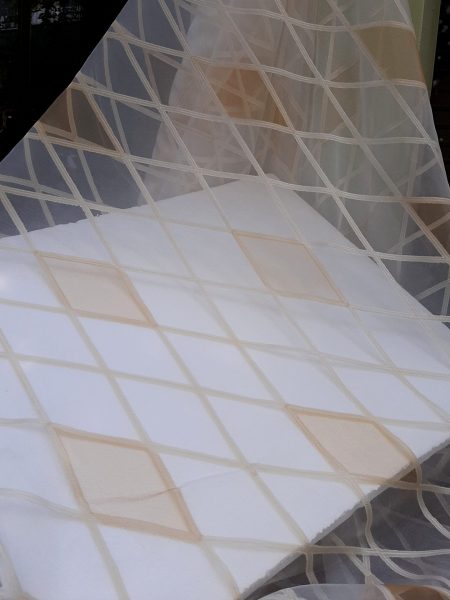 οργαντίνα για κουρτίνα σαλονιού εκρού-λευκή με σχέδιο ρόμβους κατα τόπους χρυσού χρώματος σε 3 μέτρα ύψος