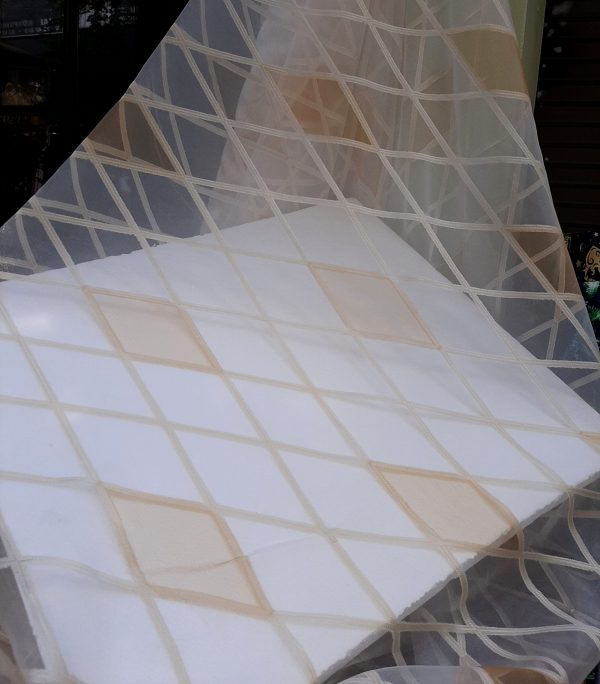 οργαντίνα για κουρτίνα σαλονιού εκρού-λευκή με σχέδιο ρόμβους κατα τόπους χρυσού χρώματος σε 3 μέτρα ύψος
