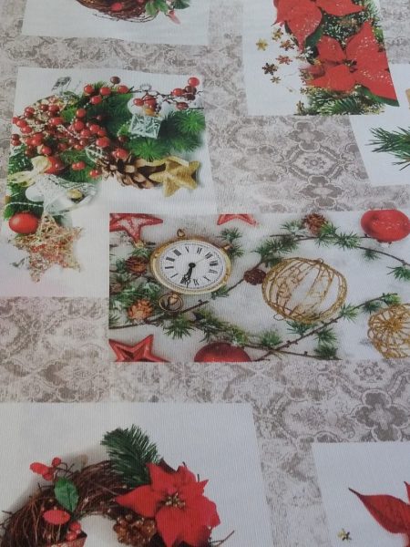 Χριστουγεννιάτικο ύφασμα με το μέτρο τύπου patchork vintage εικόνων με στεφάνια , ρολόγια σε 2.80 φάρδος εξαιρετικό για τραπεζομάντηλο, ριχτάρι είτε κουρτίνα .