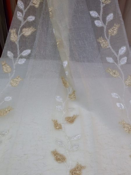 κουρτίνα γάζα τσαλακωτή λευκή-εκρού με σχέδιο λουλούδια φύλλα αναριχώμενα σε μπέζ χρυσό