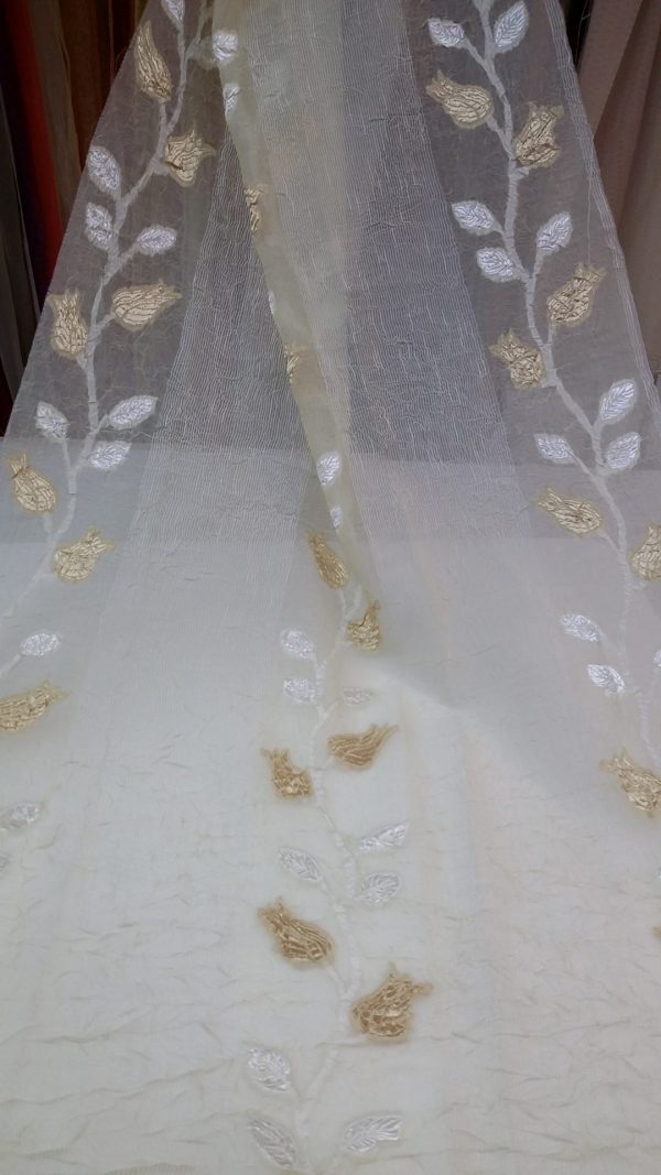 κουρτίνα γάζα τσαλακωτή λευκή-εκρού με σχέδιο λουλούδια φύλλα αναριχώμενα σε μπέζ χρυσό