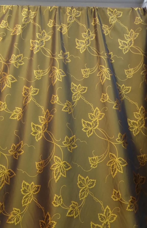 Ύφασμα ταφτάς ζακάρ χρυσό-λαδί με αναριχώμενα φύλλα στο ίδιο χρώμα σε 2.80 φάρδος