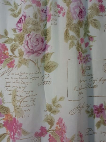 κουρτίνα γάζα ρομαντική λευκή λουλούδια ρόζ μώβ λιλά και γράμματα σχέδιο Παρίσι