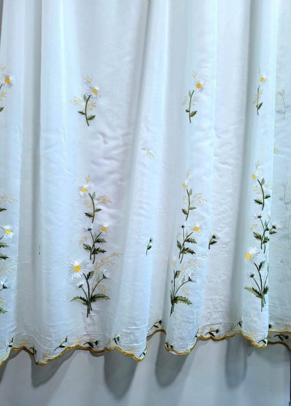 κουρτίνα λευκή με τελείωμα και κέντημα στο κάτω μερος λουλούδι παραδοσιακή