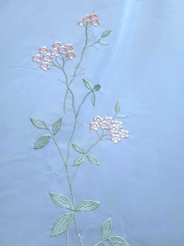 ουρτίνα λευκή με τελείωμα και κέντημα στο κάτω μερος λουλούδι παραδοσιακή
