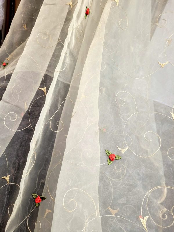 κουρτίνα λευκή με τελείωμα και κέντημα και λουλούδι ανάγλυφο κόκκινο τριανταφυλλάκι παραδοσιακή