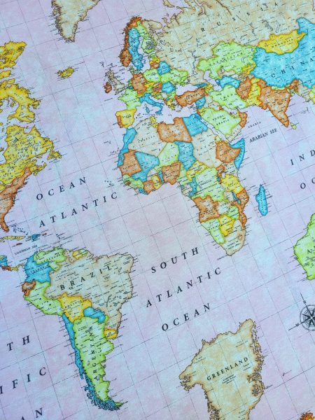 ύφασμα χάρτης του κόσμου σε ρόζ φόντο map of the world for curtain tablecover