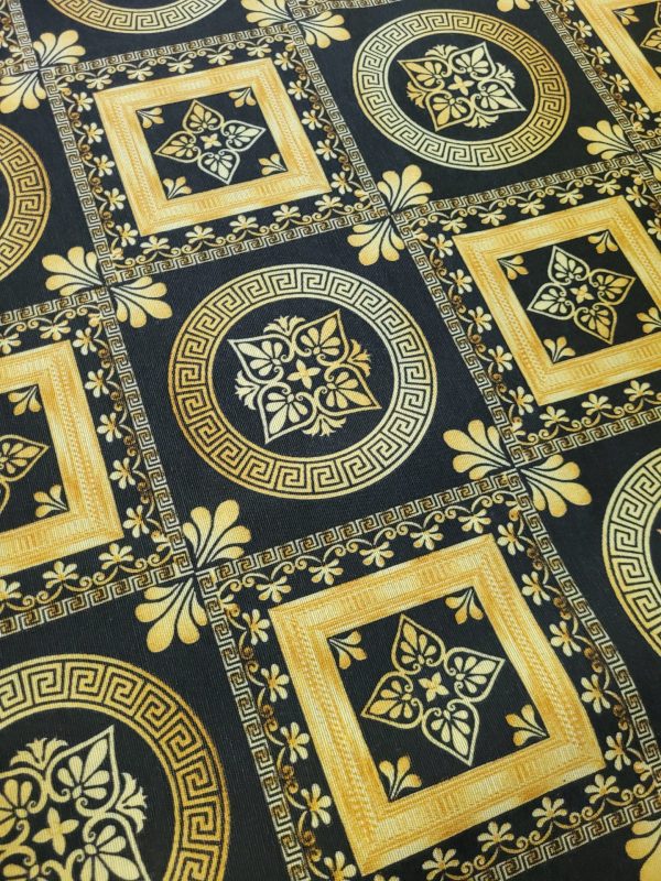 ύφασμα τύπου Βερσάτσε χρυσό με μαύρο σε τετράγωνα και στρογγυλά σχέδια σε μαύρο φόντο