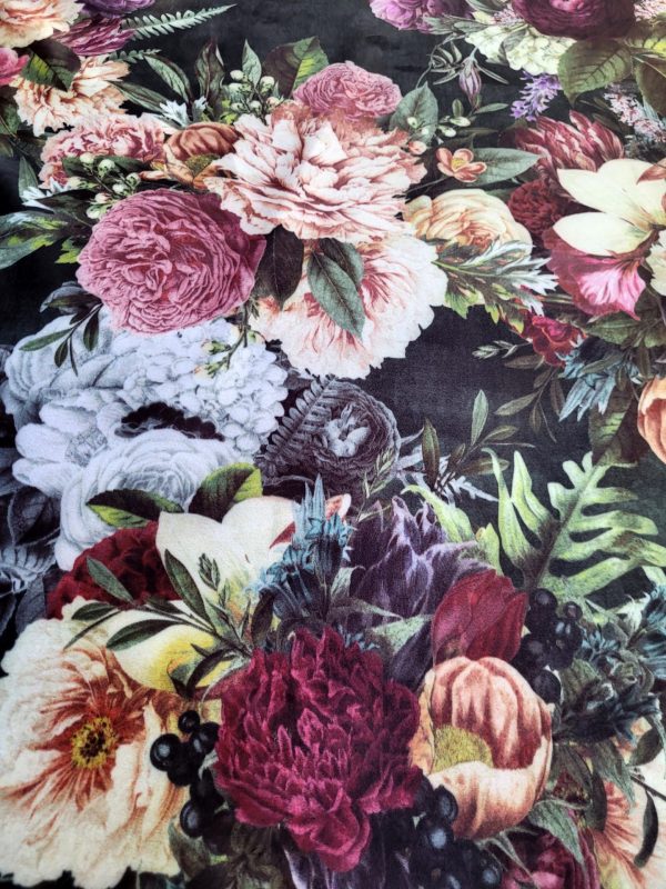 Ύφασμα Βελούδο με μώβ, τριαντάφυλλα, βιολετί και άσπρα λουλούδια και βότανα λιβαδιών σε μώβ, λιλα, ροδί σε σκούρο μπλέ φόντο