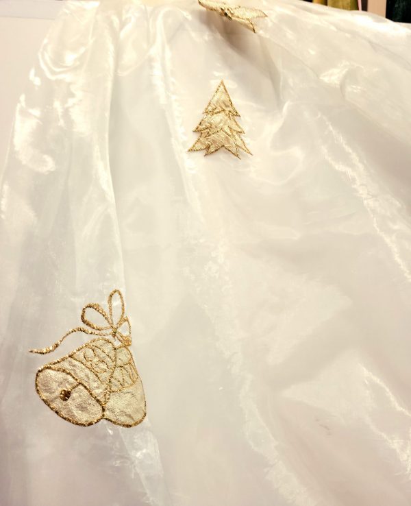 οργαντίνα χριστουγεννιάτικη λευκή με διακοσμητικά χρυσά στολίδια