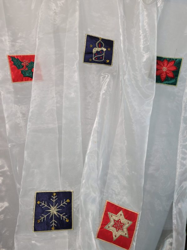 οργαντίνα χριστουγεννιάτικη λευκή με patchwork διακοσμητικά σε μπλέ κόκκινα γκύ κεριά αστέρια προσφορά