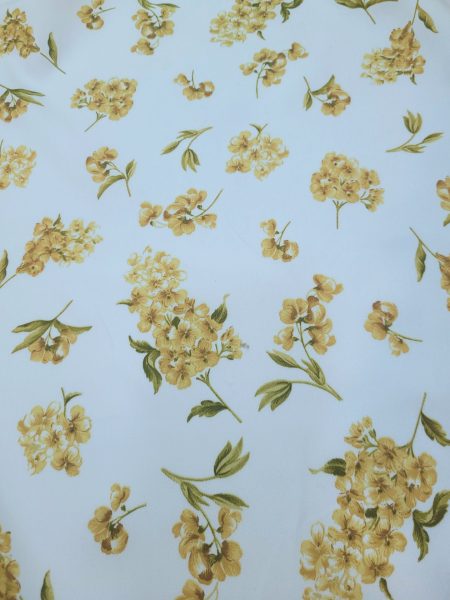 Ύφασμα βαμβακοσατέν με λουλούδια κίτρινα και λαδί σε λευκό φόντο