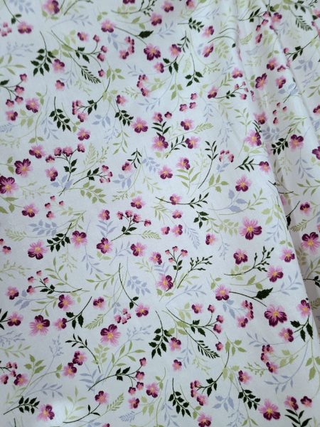ύφασμα βαμαβκερό για σεντόνι φορέματα με λουλουδια μώβ σε άσπρο φόντο